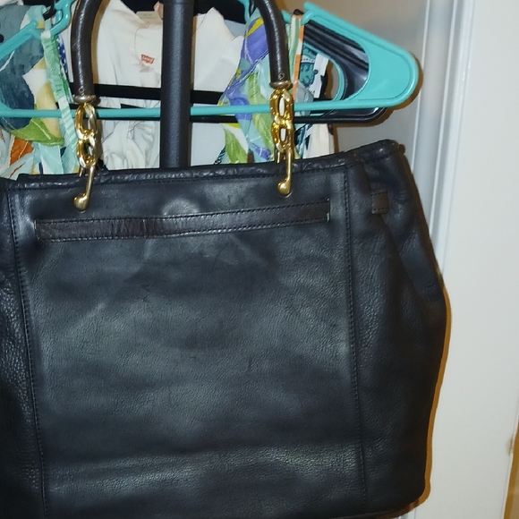 Elegant Black Handbag with Gold Accents - Picture 4 of 4